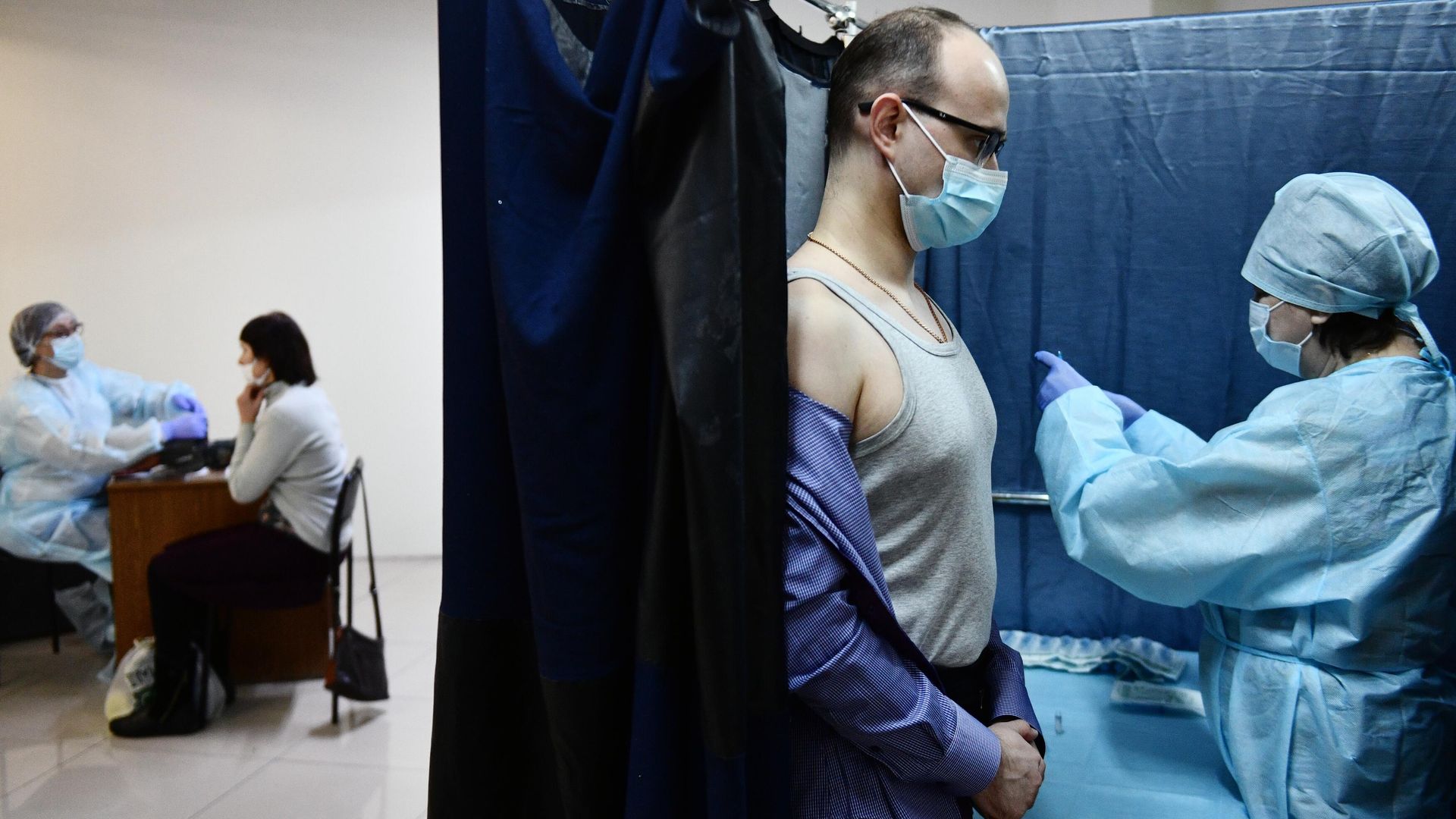 Люди проходят медицинский осмотр перед вакцинацией российским препаратом Спутник V (Гам-КОВИД-Вак) от COVID-19 в торговом центре Дирижабль в Екатеринбурге Люди проходят медицинский осмотр перед вакцинацией российским препаратом Спутник V (Гам-КОВИД-Вак) от COVID-19 в торговом центре Дирижабль в Екатеринбурге - РИА Новости, 1920, 29.03.2021