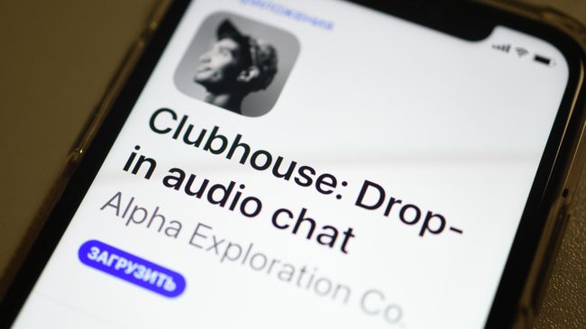 Приложение Clubhouse на экране смартфона