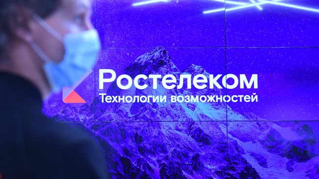Логотип компании Ростелеком в помещении первого флагманского салона связи Ростелекома в Москве