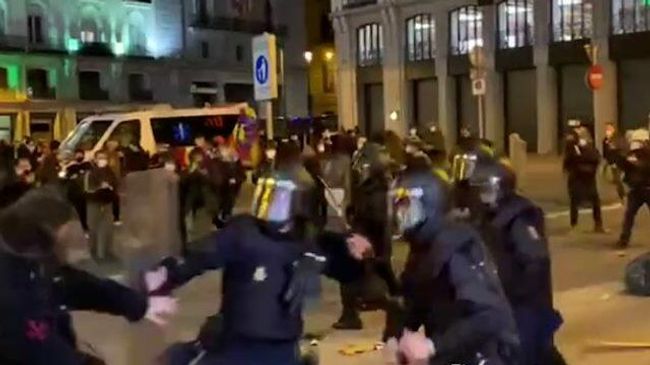 Полиция дубинками разгоняет протестующих в Мадриде Полиция дубинками разгоняет протестующих в Мадриде