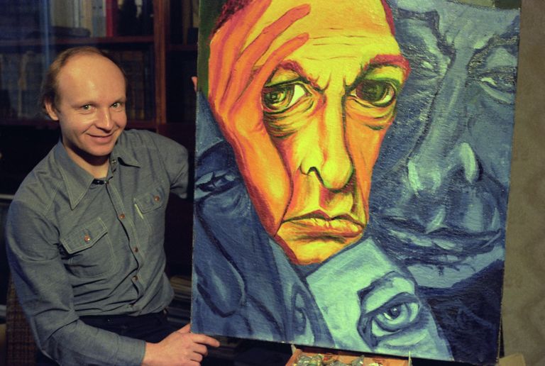 Актер театра Современник, Народный артист РСФСР Андрей Мягков дома, с картиной Портрет Олега Ефремова Актер театра Современник, Народный артист РСФСР Андрей Мягков дома, с картиной Портрет Олега Ефремова