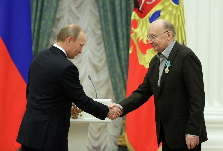 Президент России Владимир Путин и артист федерального государственного бюджетного учреждения культуры Московский Художественный академический театр имени А.П.Чехова Андрей Мягков во время церемонии вручения государственных наград Российской Федерации в Кремле Президент России Владимир Путин и артист федерального государственного бюджетного учреждения культуры Московский Художественный академический театр имени А.П.Чехова Андрей Мягков во время церемонии вручения государственных наград Российской Федерации в Кремле