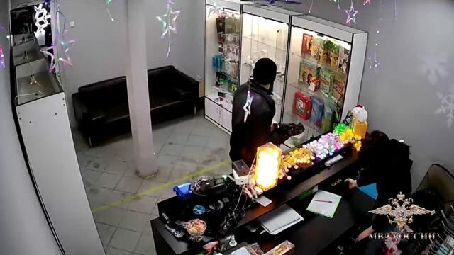 Преступник замаскировал вешалку под оружие и ограбил салон связи Преступник замаскировал вешалку под оружие и ограбил салон связи - РИА Новости, 1920, 18.02.2021