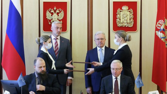 Губернатор Красноярского края Александр Усс во время подписания соглашения о реализации проекта по строительству завода по глубокой переработке зерна на территории Шарыповского района