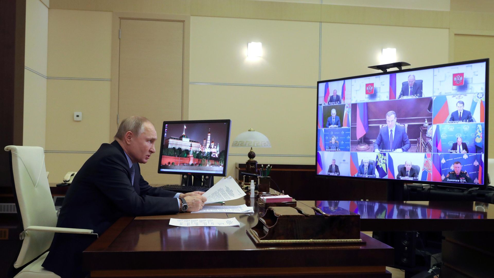 Президент РФ Владимир Путин проводит в режиме видеоконференции оперативное совещание с постоянными членами Совета безопасности РФ Президент РФ Владимир Путин проводит в режиме видеоконференции оперативное совещание с постоянными членами Совета безопасности РФ - РИА Новости, 1920, 05.07.2021