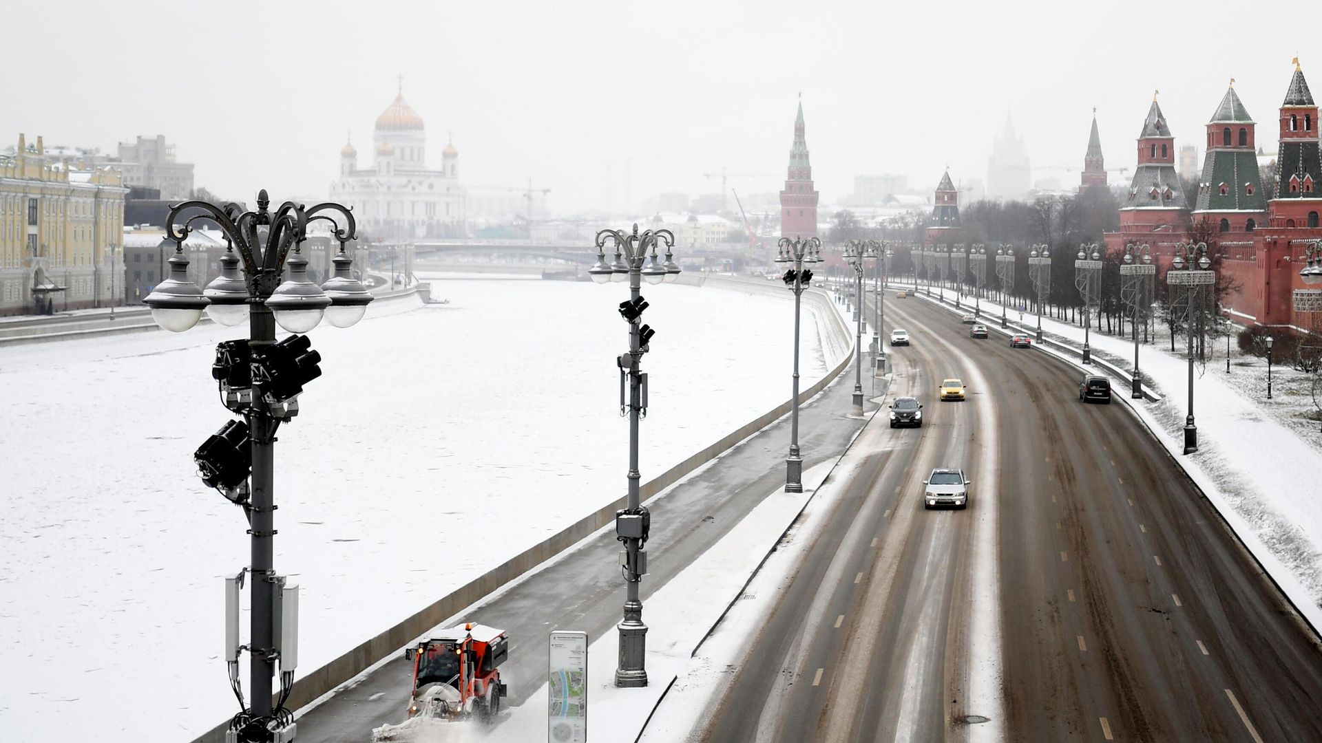Автомобильное движение на Кремлевской набережной в Москве Автомобильное движение на Кремлевской набережной в Москве - РИА Новости, 1920, 18.02.2021