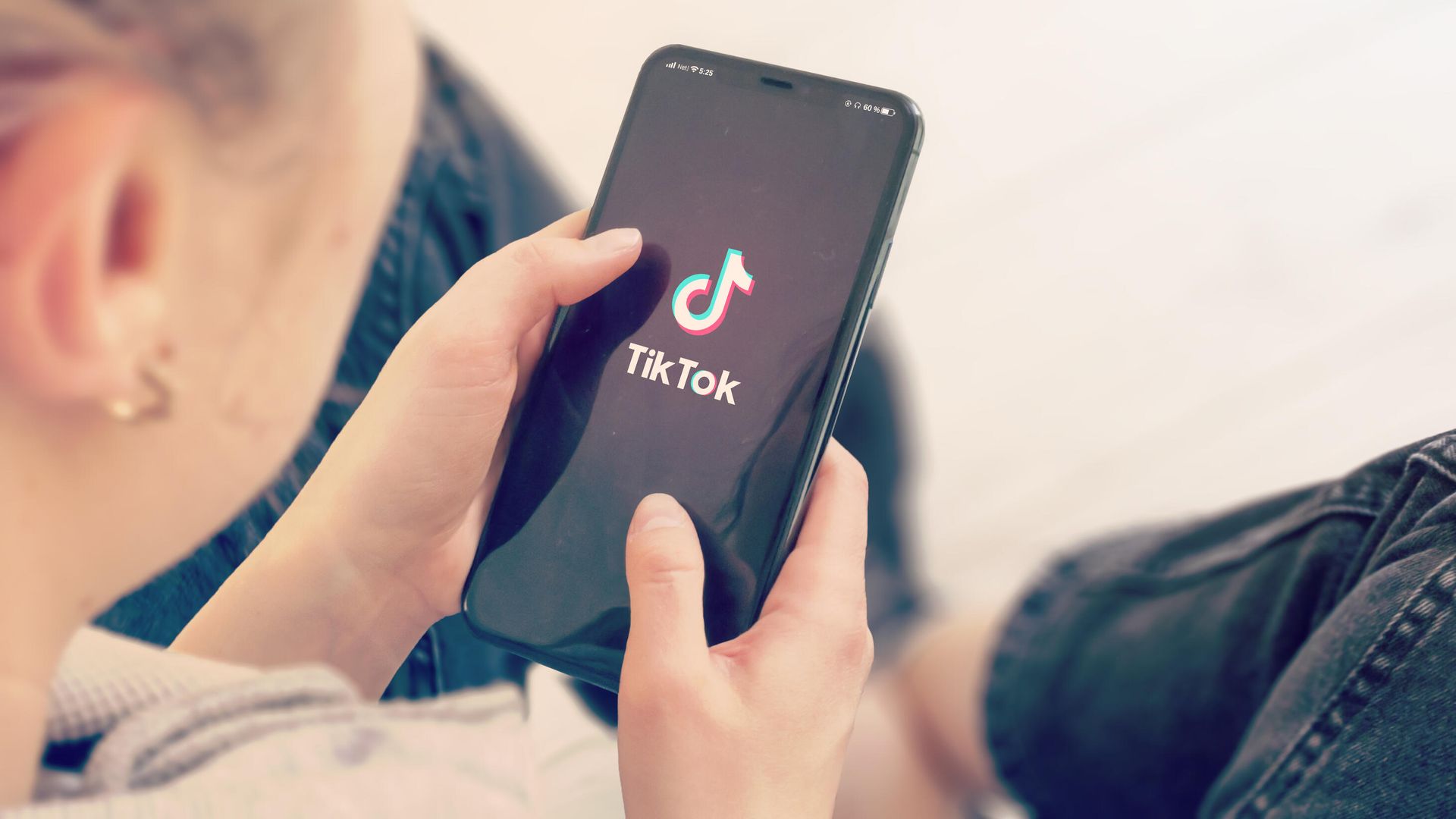 Телефон с приложением TikTok Телефон с приложением TikTok - РИА Новости, 1920, 23.12.2021