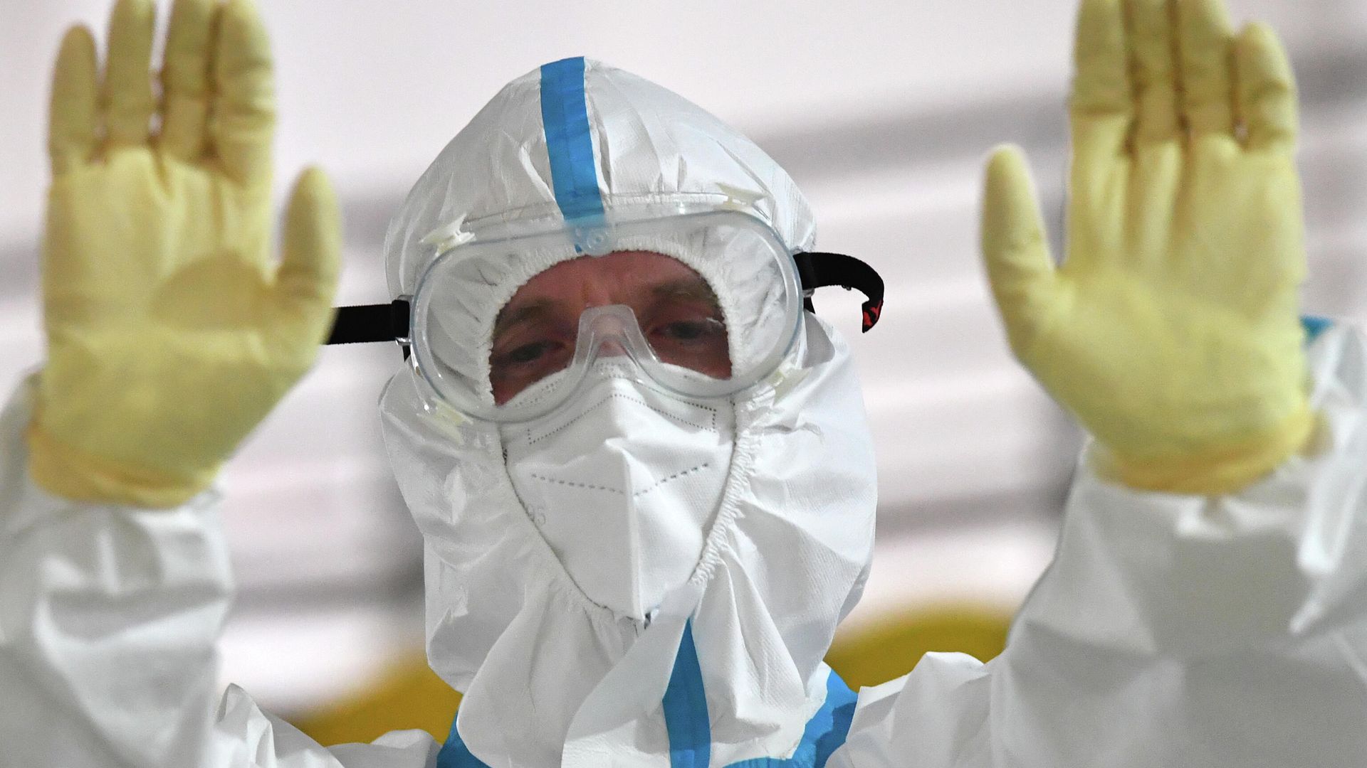 Медицинский работник во временном госпитале для пациентов с COVID-19 в Крылатском Медицинский работник во временном госпитале для пациентов с COVID-19 в Крылатском - РИА Новости, 1920, 15.10.2023