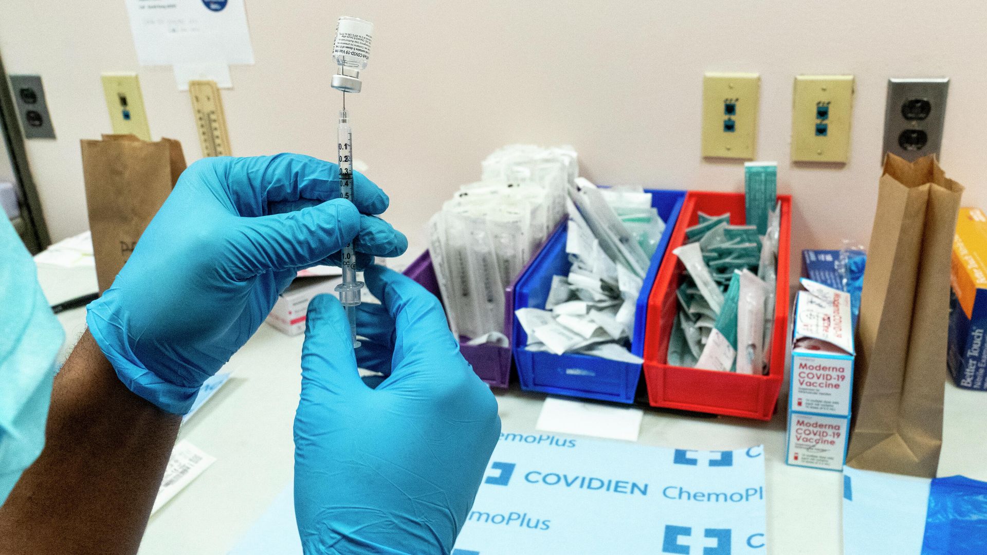 Медработник готовит шприц с вакциной Pfizer-BioNTech на участке вакцинации COVID-19 в NYC Health + Hospitals Metropolitan в Нью-Йорке Медработник готовит шприц с вакциной Pfizer-BioNTech на участке вакцинации COVID-19 в NYC Health + Hospitals Metropolitan в Нью-Йорке - РИА Новости, 1920, 13.07.2021