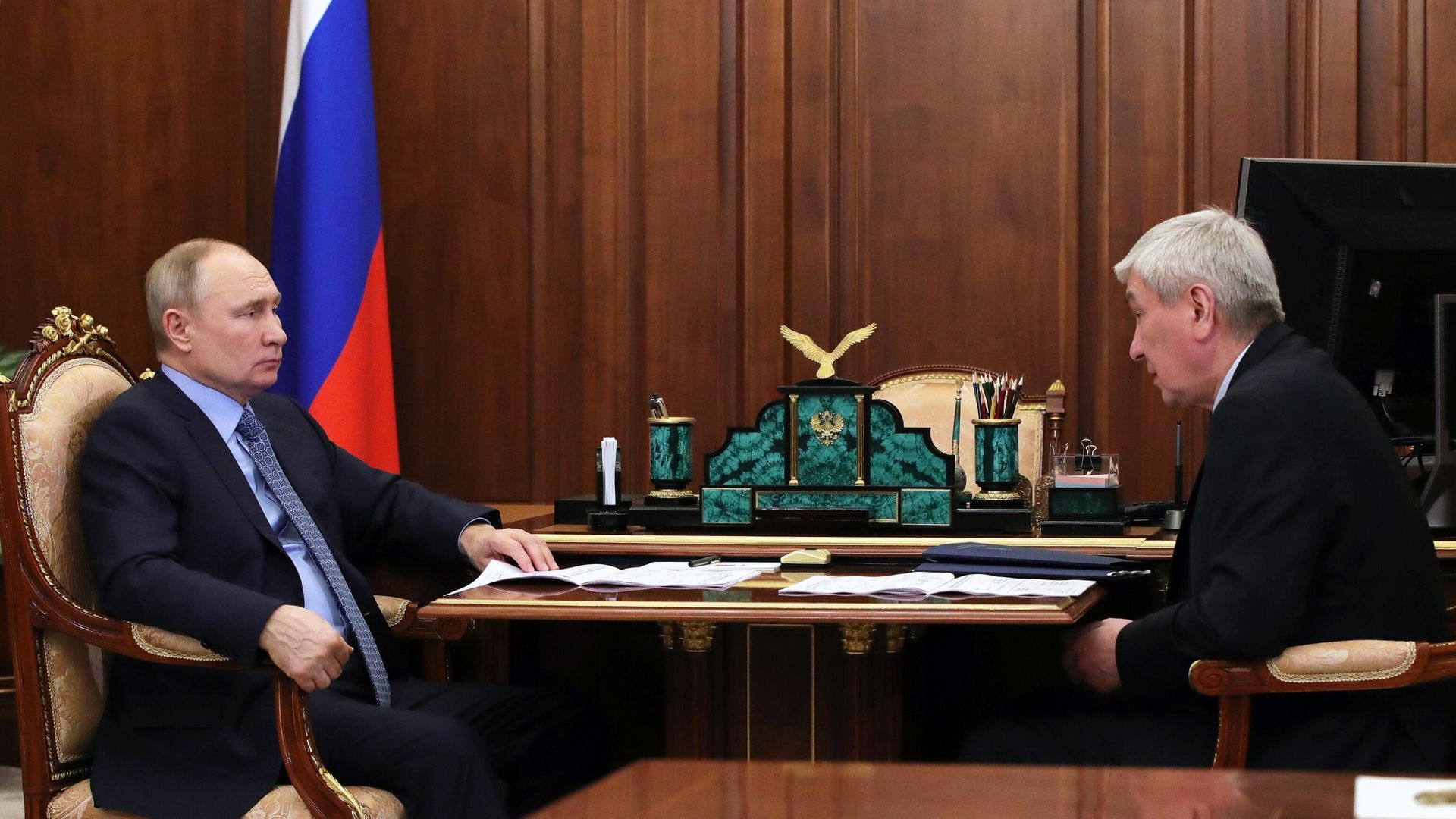 Президент РФ Владимир Путин и директор Федеральной службы по финансовому мониторингу Юрий Чиханчин Президент РФ Владимир Путин и директор Федеральной службы по финансовому мониторингу Юрий Чиханчин - РИА Новости, 1920, 19.02.2021