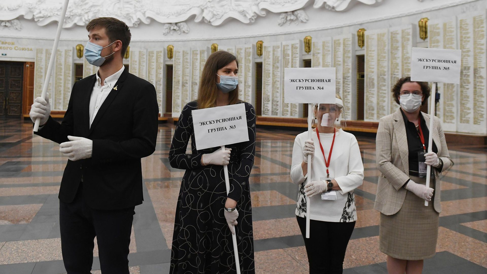 Экскурсионные гиды на открытии главного здания Музея Победы Экскурсионные гиды на открытии главного здания Музея Победы - РИА Новости, 1920, 21.02.2021