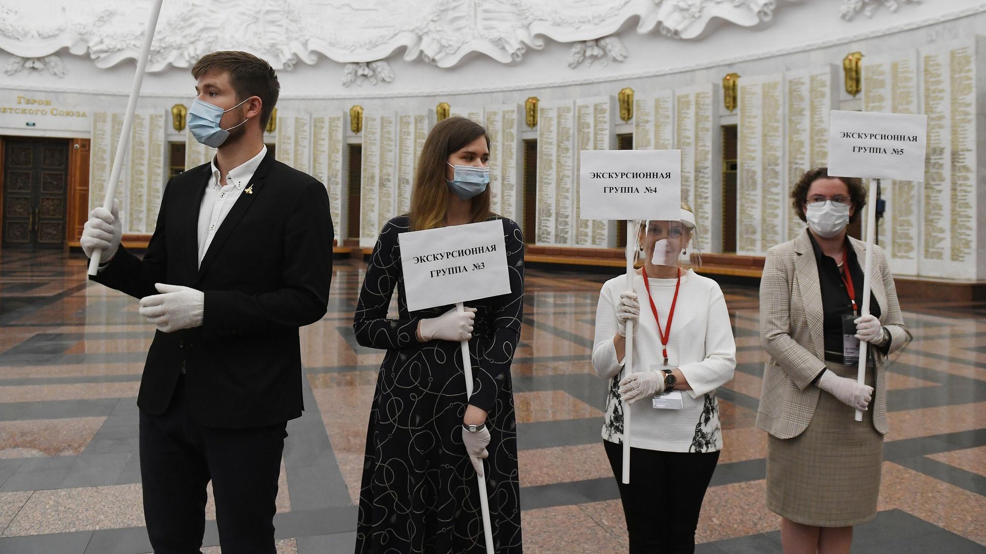 Экскурсионные гиды на открытии главного здания Музея Победы Экскурсионные гиды на открытии главного здания Музея Победы - РИА Новости, 1920, 21.02.2021