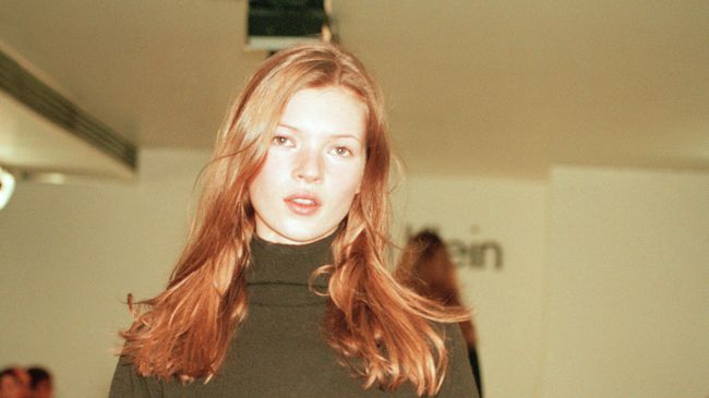 Модель Кейт Мосс в наряде из коллекции Calvin Klein's Fall на показе в Нью-Йорке 1 июня 1993 года