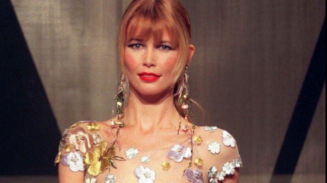 Модель Клаудия Шиффер на показе коллекции Valentino в Париже, 1998 год Модель Клаудия Шиффер на показе коллекции Valentino в Париже, 1998 год