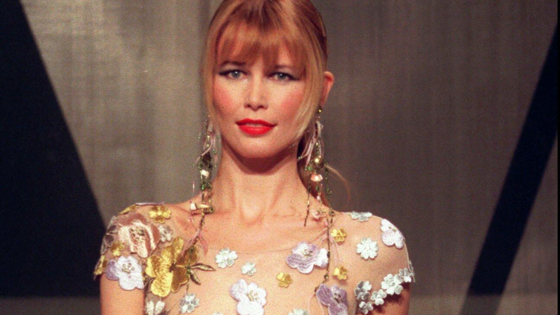 Модель Клаудия Шиффер на показе коллекции Valentino в Париже, 1998 год Модель Клаудия Шиффер на показе коллекции Valentino в Париже, 1998 год - РИА Новости, 1920, 03.10.2021
