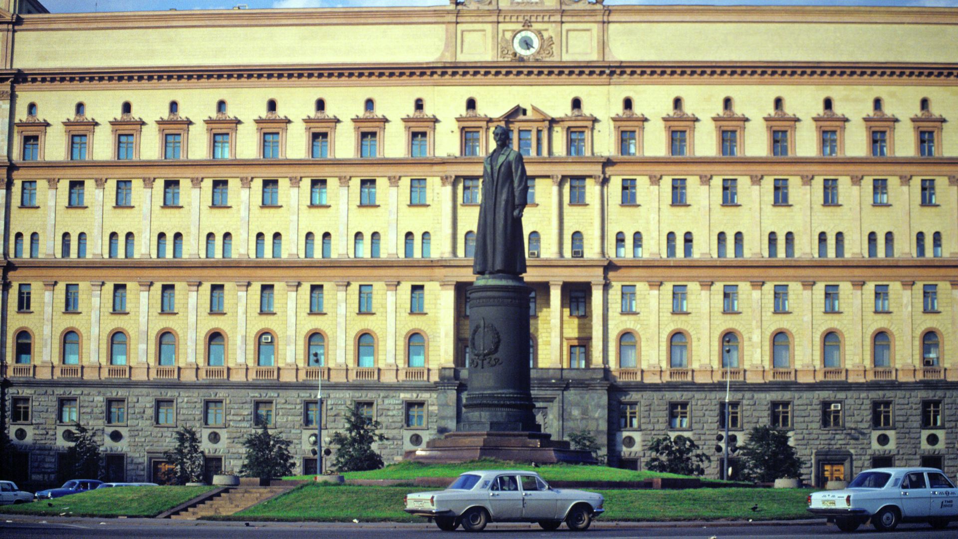 Памятник Феликсу Дзержинскому на Лубянской площади. 1991 год Памятник Феликсу Дзержинскому на Лубянской площади. 1991 год - РИА Новости, 1920, 24.02.2021