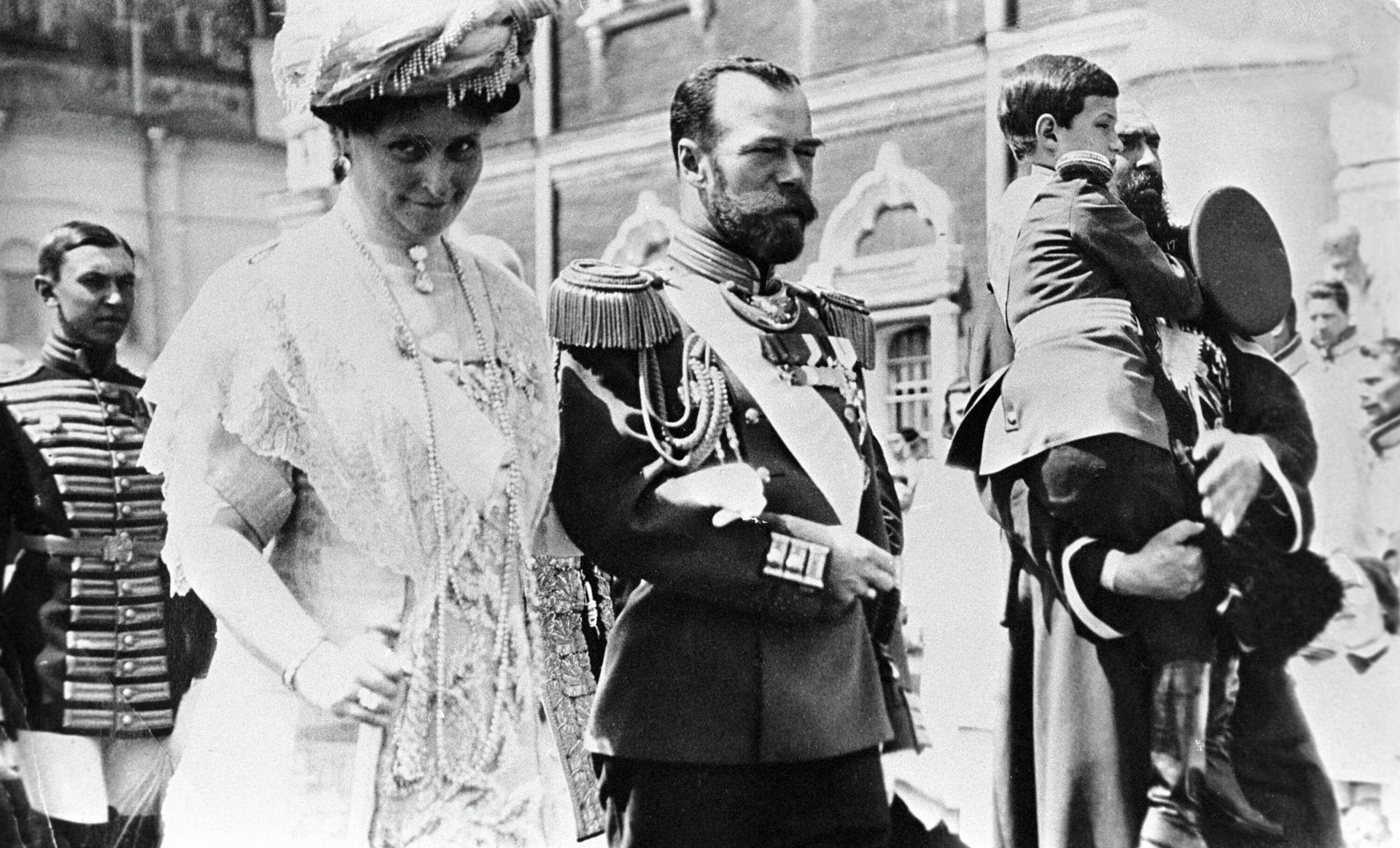 Российский император Николай II, императрица Александра Федоровна и цесаревич Алексей (на руках справа) в Кремле Российский император Николай II, императрица Александра Федоровна и цесаревич Алексей (на руках справа) в Кремле - РИА Новости, 1920, 27.11.2025