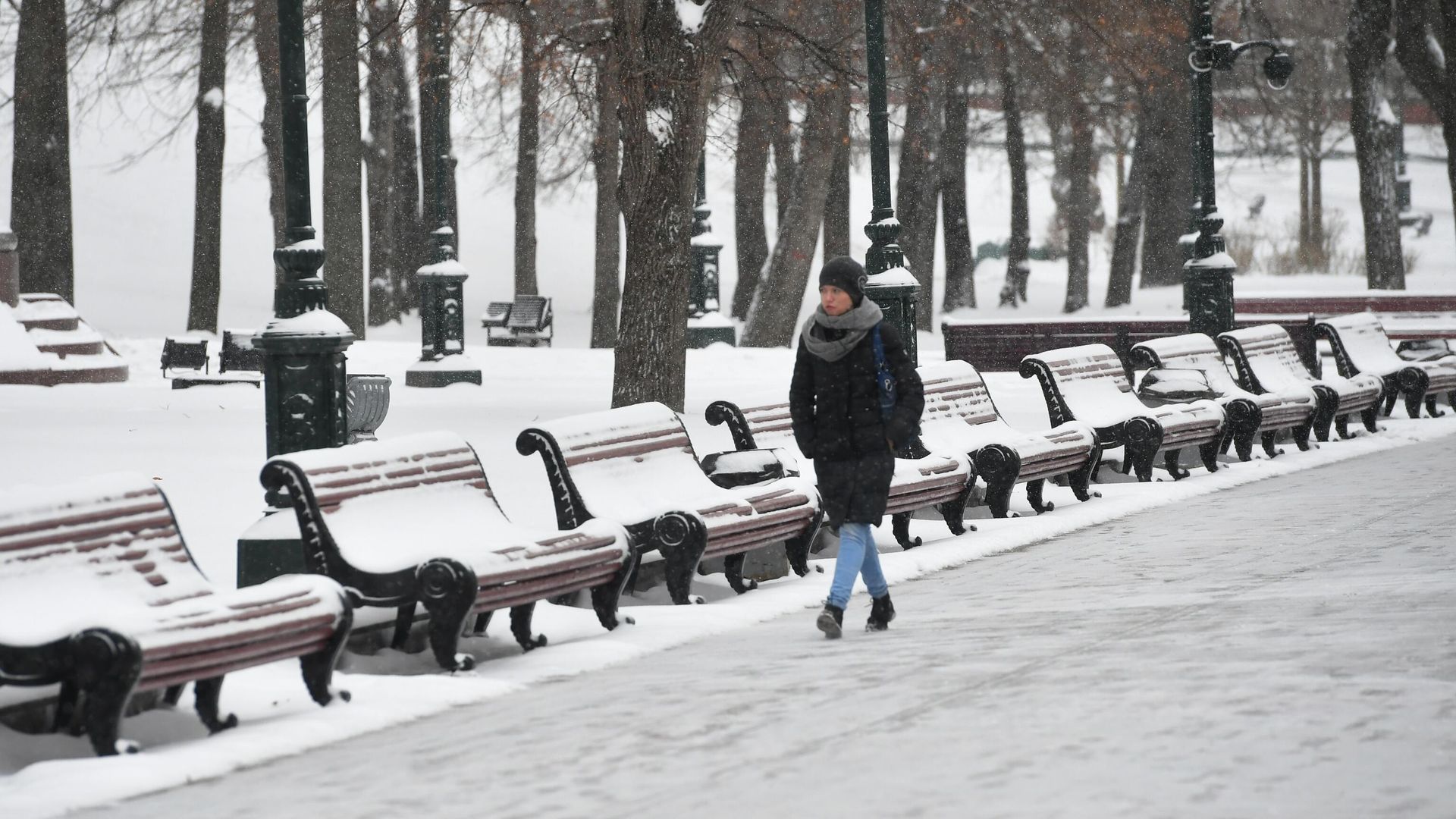 Девушка в Александровском саду во время снегопада в Москве Девушка в Александровском саду во время снегопада в Москве - РИА Новости, 1920, 25.02.2021