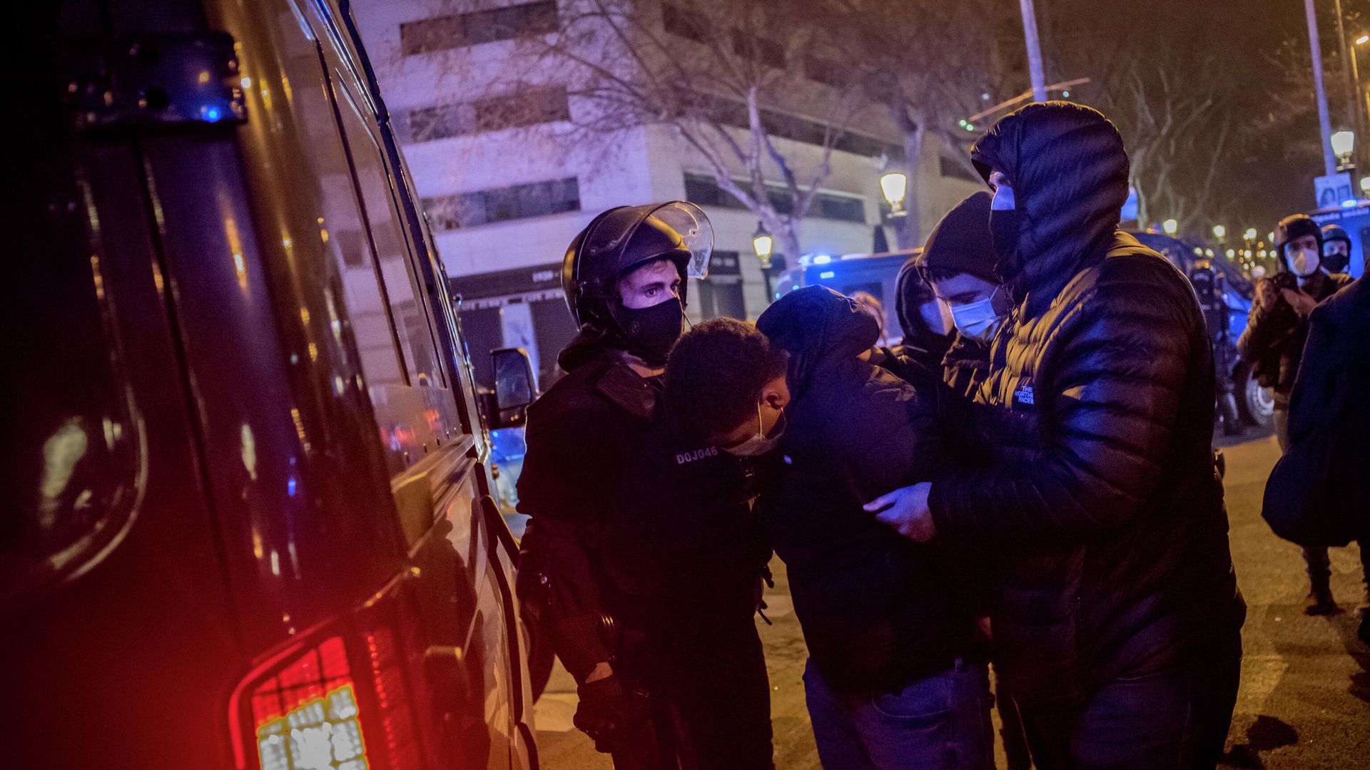 Задержание участника акции протеста в связи с задержанием рэпера Пабло Аселя в Барселоне Задержание участника акции протеста в связи с задержанием рэпера Пабло Аселя в Барселоне - РИА Новости, 1920, 20.02.2021