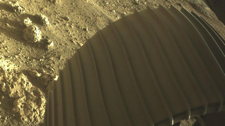 Фотографии, снятые исследовательским аппаратом NASA's Perseverance Mars Rover, который совершил посадку на Марсе в ночь на 19 февраля Фотографии, снятые исследовательским аппаратом NASA's Perseverance Mars Rover, который совершил посадку на Марсе в ночь на 19 февраля