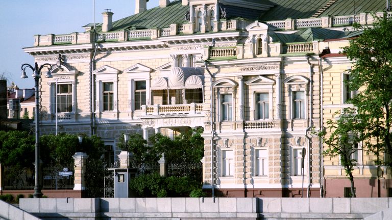 Здание посольства Великобритании на Софийской набережной в Москве