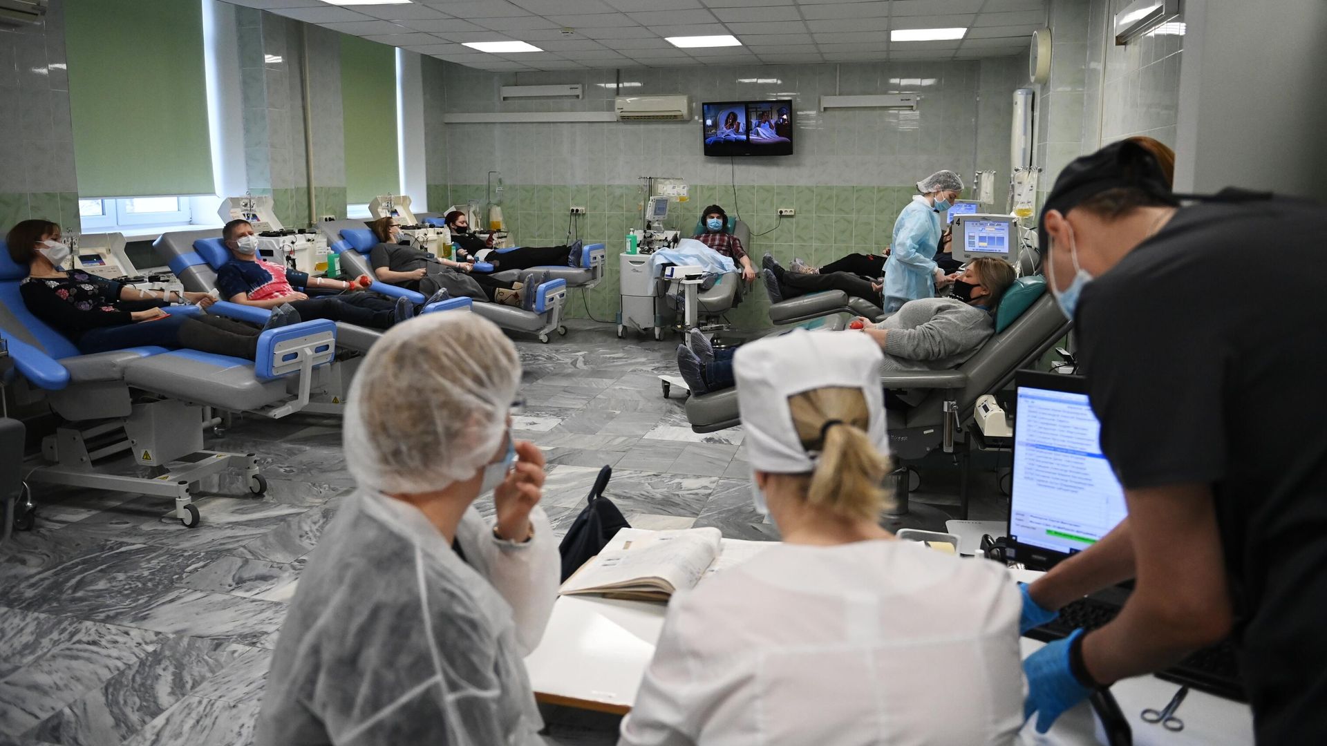 Пациенты, переболевшие COVID-19, сдают плазму Пациенты, переболевшие COVID-19, сдают плазму - РИА Новости, 1920, 25.08.2021