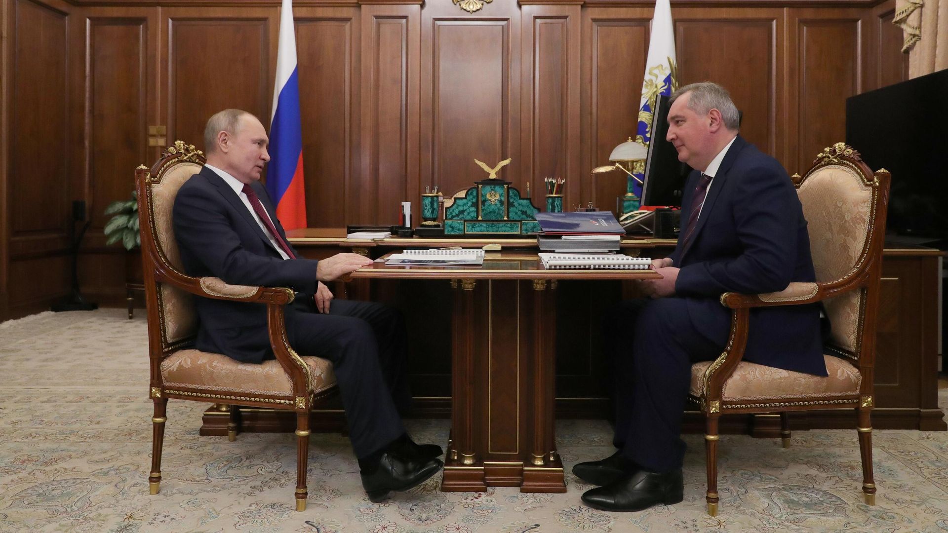 Президент РФ Владимир Путин и генеральный директор госкорпорации Роскосмос Дмитрий Рогозин во время встречи Президент РФ Владимир Путин и генеральный директор госкорпорации Роскосмос Дмитрий Рогозин во время встречи - РИА Новости, 1920, 20.02.2021