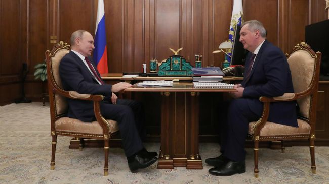 Президент РФ Владимир Путин и генеральный директор госкорпорации Роскосмос Дмитрий Рогозин во время встречи