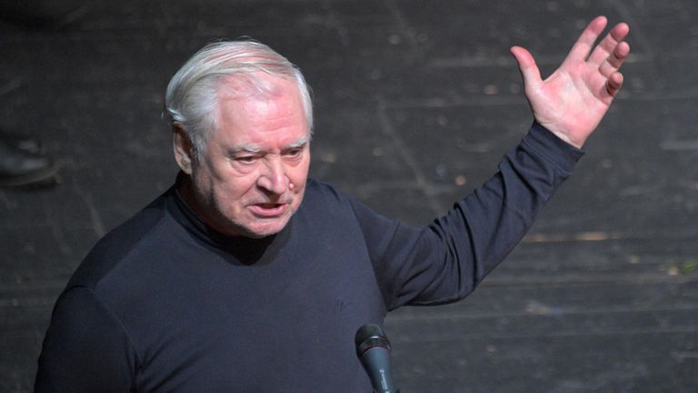 Актёр Владимир Краснов на церемонии прощания с народным артистом РСФСР Андреем Мягковым в МХТ им. А. П. Чехова. А. Мягков скончался 18 февраля на 83-м году жизни Актёр Владимир Краснов на церемонии прощания с народным артистом РСФСР Андреем Мягковым в МХТ им. А. П. Чехова. А. Мягков скончался 18 февраля на 83-м году жизни