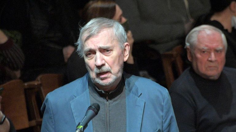 Актер Евгений Киндинов на церемонии прощания с народным артистом РСФСР Андреем Мягковым в МХТ им. А. П. Чехова. А. Мягков скончался 18 февраля на 83-м году жизни Актер Евгений Киндинов на церемонии прощания с народным артистом РСФСР Андреем Мягковым в МХТ им. А. П. Чехова. А. Мягков скончался 18 февраля на 83-м году жизни