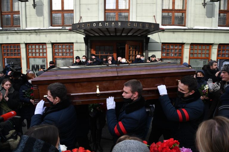 Вынос гроба с телом народного артиста РСФСР Андрея Мягкова после церемонии прощания с ним в МХТ им. А. П. Чехова. А. Мягков скончался 18 февраля на 83-м году жизни Вынос гроба с телом народного артиста РСФСР Андрея Мягкова после церемонии прощания с ним в МХТ им. А. П. Чехова. А. Мягков скончался 18 февраля на 83-м году жизни