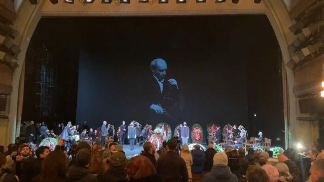Аплодисменты для Мягкова: народного артиста проводили в последний путь Аплодисменты для Мягкова: народного артиста проводили в последний путь