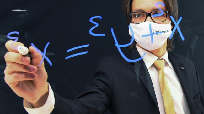 Преподаватель во время занятий в видеостудии для дистанционного обучения студентов 