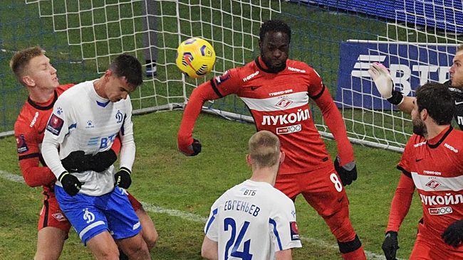 Игроки у ворот Спартака в матче Кубка России по футболу сезона 2020/2021 между ФК Динамо (Москва) и ФК Спартак (Москва). В центре: игрок ФК Спартак Виктор Мозес.