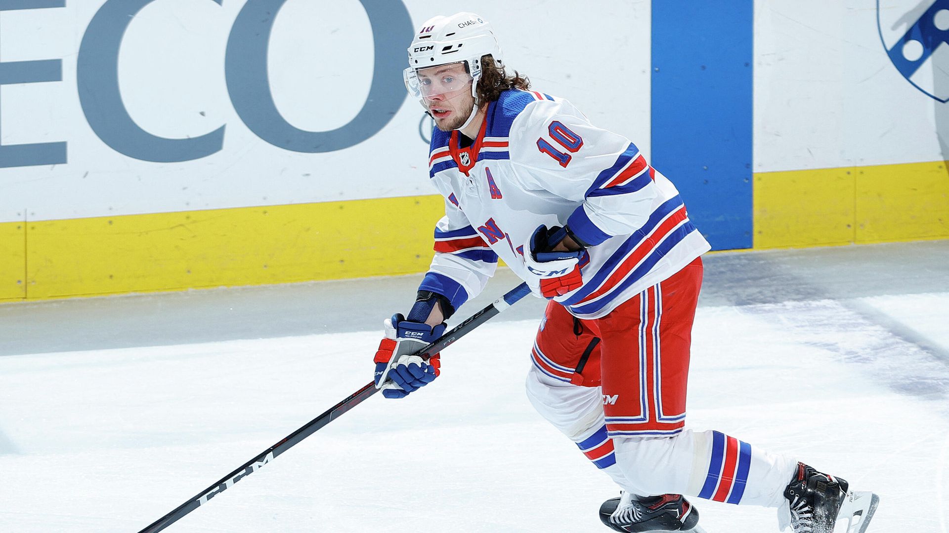 PHILADELPHIA, PENNSYLVANIA - FEBRUARY 18: Artemi Panarin #10 of the New York Rangers looks for a teammate during the first period against the Philadelphia Flyers at Wells Fargo Center on February 18, 2021 in Philadelphia, Pennsylvania. Tim Nwachukwu/Getty Images/AFP (Photo by Tim Nwachukwu / GETTY IMAGES NORTH AMERICA / AFP) PHILADELPHIA, PENNSYLVANIA - FEBRUARY 18: Artemi Panarin #10 of the New York Rangers looks for a teammate during the first period against the Philadelphia Flyers at Wells Fargo Center on February 18, 2021 in Philadelphia, Pennsylvania. Tim Nwachukwu/Getty Images/AFP (Photo by Tim Nwachukwu / GETTY IMAGES NORTH AMERICA / AFP) - РИА Новости, 1920, 21.02.2021