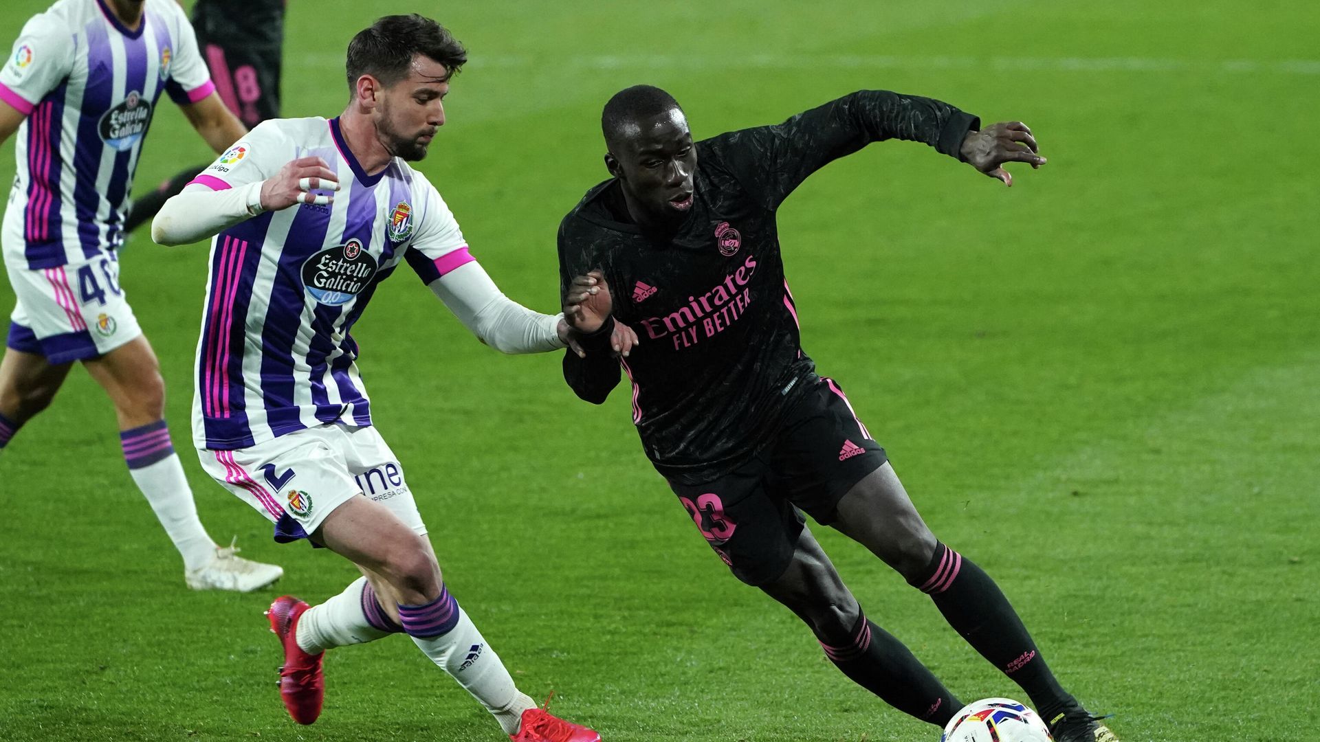 Real Madrid's French defender Mendy (R) vies with Real Valladolid's Spanish defender Luis Perez during the Spanish league football match between Real Valladolid FC and Real Madrid CF at the Jose Zorilla stadium in Valladolid on February 20, 2021. (Photo by Cesar Manso / AFP) Real Madrid's French defender Mendy (R) vies with Real Valladolid's Spanish defender Luis Perez during the Spanish league football match between Real Valladolid FC and Real Madrid CF at the Jose Zorilla stadium in Valladolid on February 20, 2021. (Photo by Cesar Manso / AFP) - РИА Новости, 1920, 21.02.2021