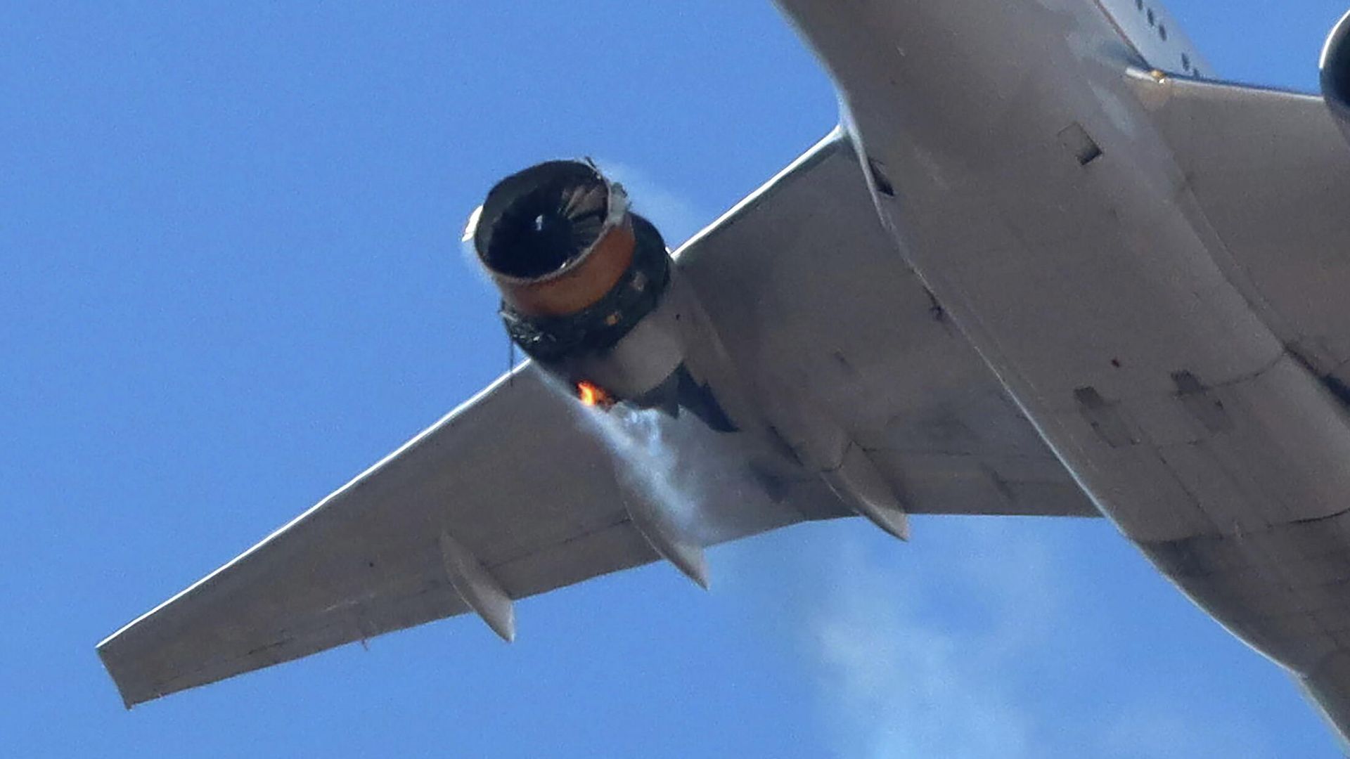 Рейс UA328 United Airlines возвращается в международный аэропорт Денвера с горящим двигателем Рейс UA328 United Airlines возвращается в международный аэропорт Денвера с горящим двигателем - РИА Новости, 1920, 23.02.2021