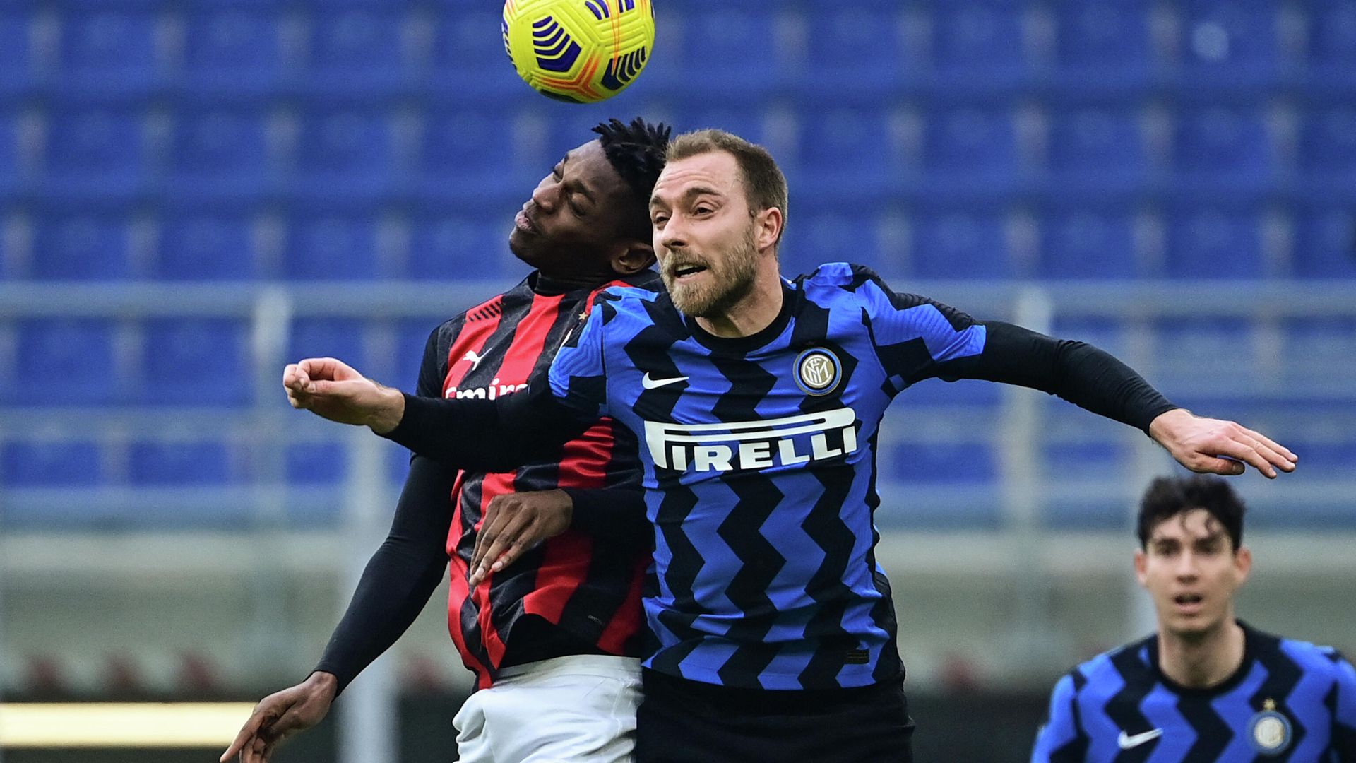 AC Milan's Portuguese forward Rafael Leao (L) and Inter Milan's Danish midfielder Christian Eriksen go for a header during the Italian Serie A football match AC Milan vs Inter Milan on February 21, 2021 at the San Siro stadium in Milan. (Photo by MIGUEL MEDINA / AFP) AC Milan's Portuguese forward Rafael Leao (L) and Inter Milan's Danish midfielder Christian Eriksen go for a header during the Italian Serie A football match AC Milan vs Inter Milan on February 21, 2021 at the San Siro stadium in Milan. (Photo by MIGUEL MEDINA / AFP) - РИА Новости, 1920, 21.02.2021