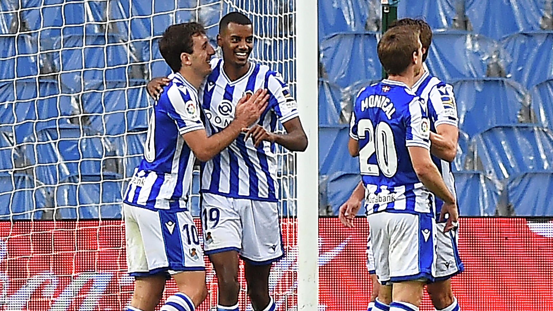 Real Sociedad's Swedish forward Alexander Isak (2L) celebrates his third goal during the Spanish league football match between Real Sociedad and Deportivo Alaves at the Anoeta stadium in San Sebastian on February 21, 2021. (Photo by ANDER GILLENEA / AFP) Real Sociedad's Swedish forward Alexander Isak (2L) celebrates his third goal during the Spanish league football match between Real Sociedad and Deportivo Alaves at the Anoeta stadium in San Sebastian on February 21, 2021. (Photo by ANDER GILLENEA / AFP) - РИА Новости, 1920, 21.02.2021