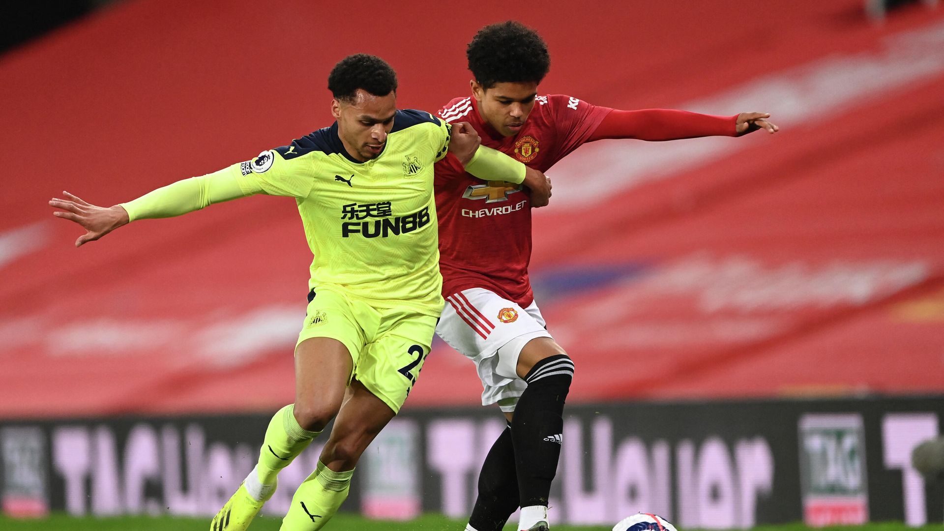 Newcastle United's English midfielder Jacob Murphy (L) vies for the ball against Manchester United's Nigerian midfielder Shola Shoretire (R) during the English Premier League football match between Manchester United and Newcastle at Old Trafford in Manchester, north west England, on February 21, 2021. (Photo by STU FORSTER / POOL / AFP) / RESTRICTED TO EDITORIAL USE. No use with unauthorized audio, video, data, fixture lists, club/league logos or 'live' services. Online in-match use limited to 120 images. An additional 40 images may be used in extra time. No video emulation. Social media in-match use limited to 120 images. An additional 40 images may be used in extra time. No use in betting publications, games or single club/league/player publications. / Newcastle United's English midfielder Jacob Murphy (L) vies for the ball against Manchester United's Nigerian midfielder Shola Shoretire (R) during the English Premier League football match between Manchester United and Newcastle at Old Trafford in Manchester, north west England, on February 21, 2021. (Photo by STU FORSTER / POOL / AFP) / RESTRICTED TO EDITORIAL USE. No use with unauthorized audio, video, data, fixture lists, club/league logos or 'live' services. Online in-match use limited to 120 images. An additional 40 images may be used in extra time. No video emulation. Social media in-match use limited to 120 images. An additional 40 images may be used in extra time. No use in betting publications, games or single club/league/player publications. / - РИА Новости, 1920, 22.02.2021