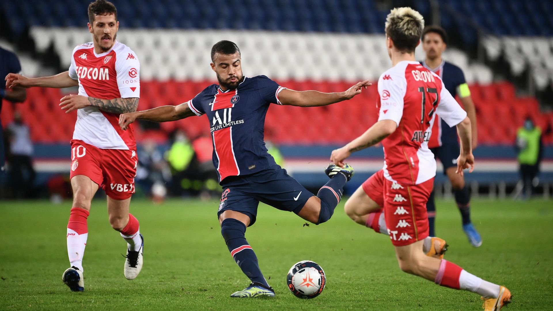 Paris Saint-Germain's Brazilian midfielder Rafinha (C) fights for the ball Monaco's Russian midfielder Aleksandr Golovin (R) during the French L1 football match between Paris-Saint Germain (PSG) and AS Monaco FC at The Parc des Princes Stadium in Paris on February 21, 2021. (Photo by FRANCK FIFE / AFP) Paris Saint-Germain's Brazilian midfielder Rafinha (C) fights for the ball Monaco's Russian midfielder Aleksandr Golovin (R) during the French L1 football match between Paris-Saint Germain (PSG) and AS Monaco FC at The Parc des Princes Stadium in Paris on February 21, 2021. (Photo by FRANCK FIFE / AFP) - РИА Новости, 1920, 22.02.2021
