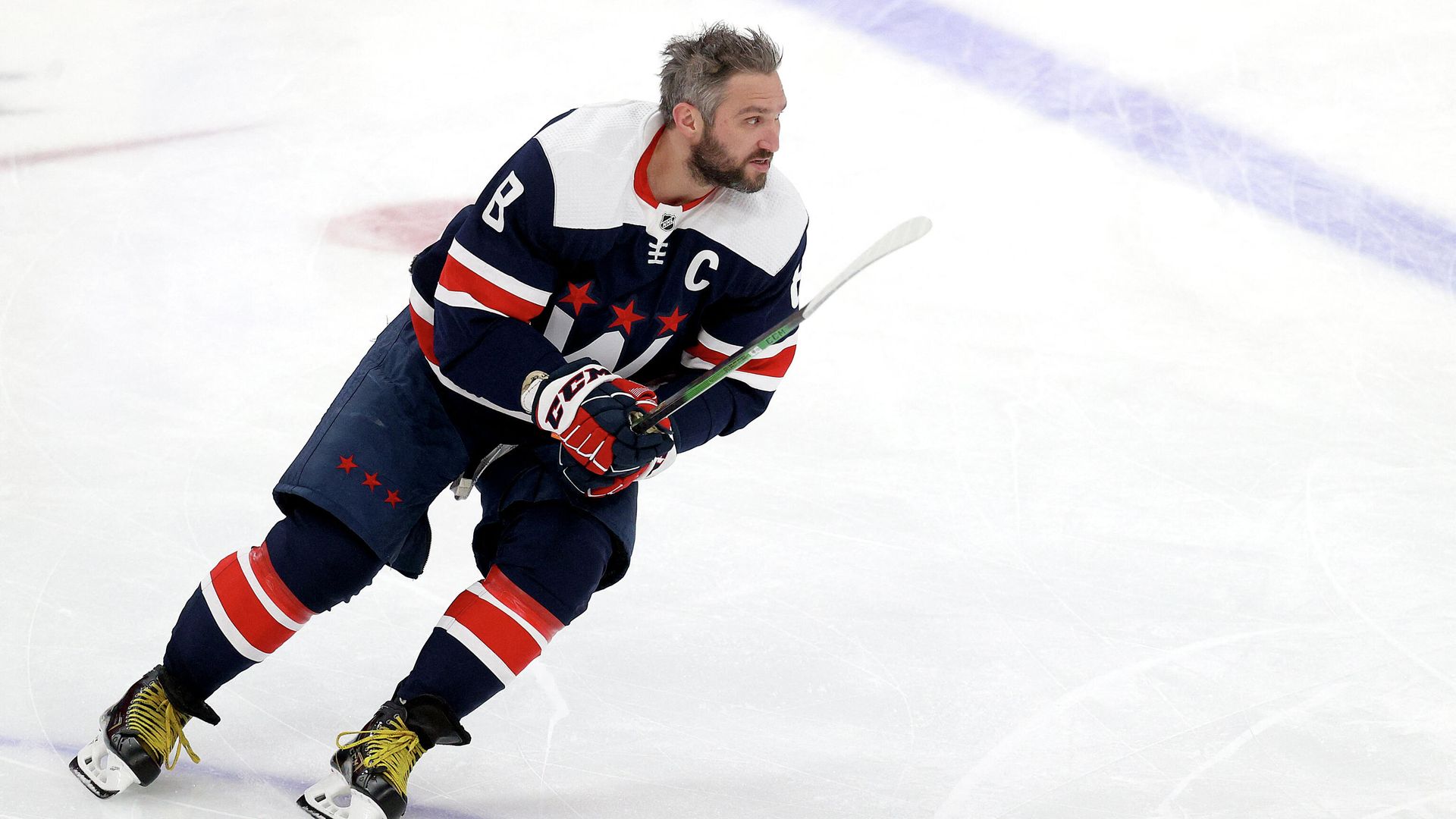 WASHINGTON, DC - FEBRUARY 21: Alex Ovechkin #8 of the Washington Capitals warms up before the start of the Capitals and New Jersey Devils game at Capital One Arena on February 21, 2021 in Washington, DC.   Rob Carr/Getty Images/AFP (Photo by Rob Carr / GETTY IMAGES NORTH AMERICA / AFP) - РИА Новости, 1920, 22.02.2021