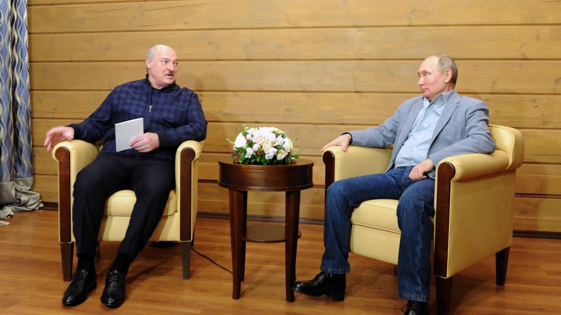 Президент РФ Владимир Путин и президент Белоруссии Александр Лукашенко во время встречи Президент РФ Владимир Путин и президент Белоруссии Александр Лукашенко во время встречи - РИА Новости, 1920, 22.02.2021