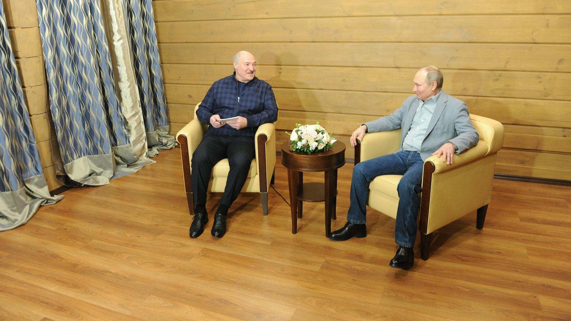 Президент РФ Владимир Путин и президент Белоруссии Александр Лукашенко во время встречи Президент РФ Владимир Путин и президент Белоруссии Александр Лукашенко во время встречи - РИА Новости, 1920, 24.02.2021