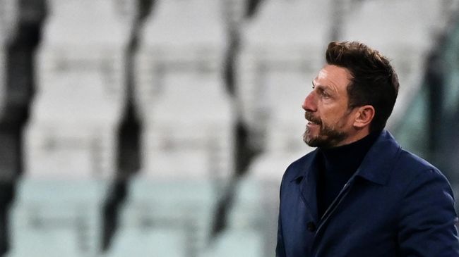Cagliari's Italian head coach Eusebio Di Francesco looks on during the Italian Serie A football match Juventus vs Cagliari on November 21, 2020 at the Juventus stadium in Turin. (Photo by MIGUEL MEDINA / AFP)