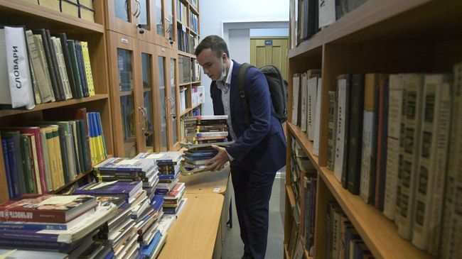 Выпускник школы в библиотеке