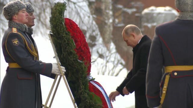 Путин возложил венок к Могиле Неизвестного Солдата. Кадры церемонии Путин возложил венок к Могиле Неизвестного Солдата. Кадры церемонии - РИА Новости, 1920, 23.02.2021