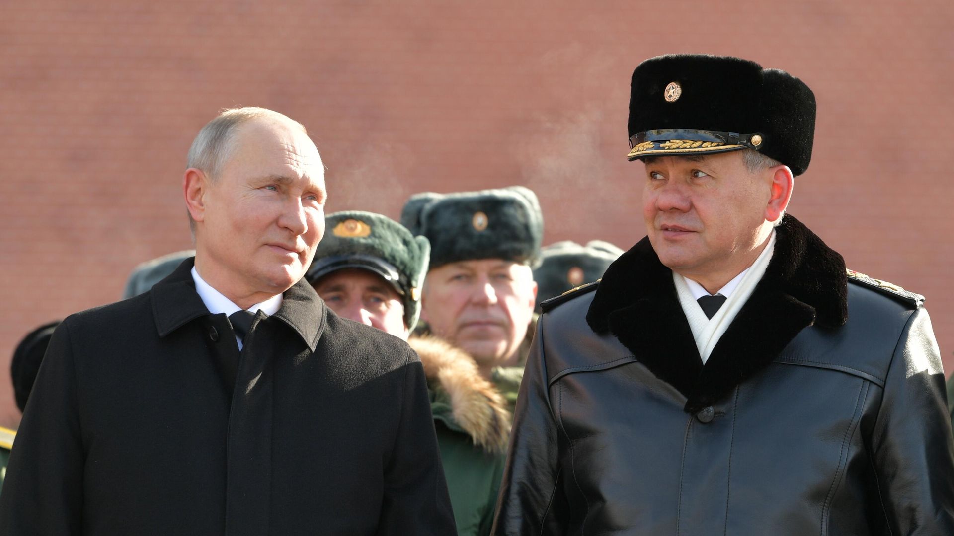 Президент России Владимир Путин и министр обороны РФ Сергей Шойгу на церемонии возложения венка к Могиле Неизвестного Солдата Президент России Владимир Путин и министр обороны РФ Сергей Шойгу на церемонии возложения венка к Могиле Неизвестного Солдата - РИА Новости, 1920, 24.02.2021