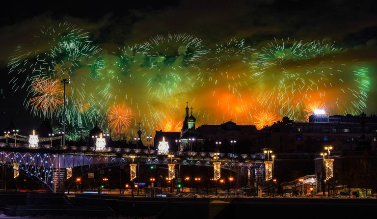 Праздничный салют в Москве в честь Дня защитника Отечества Праздничный салют в Москве в честь Дня защитника Отечества