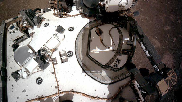 Вид с навигационной камеры на марсоход Perseverance Mars Rover Вид с навигационной камеры на марсоход Perseverance Mars Rover
